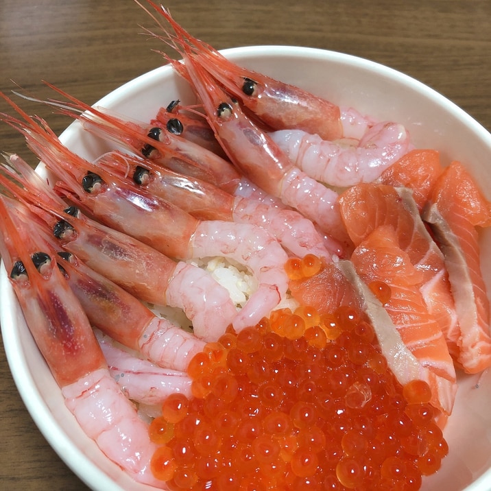 北海道白糠町のいくらを使った海鮮丼